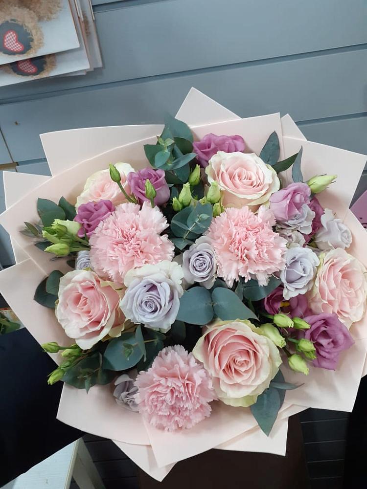 Букет цветов из: Розы, Гвоздики и Лизиантусы в Пречистое